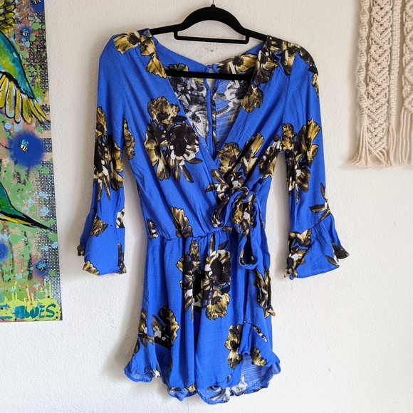Free People All The Right Ruffles Romper Blue Floral Tie Front Wrap Sz XS - Picture 3 of 12